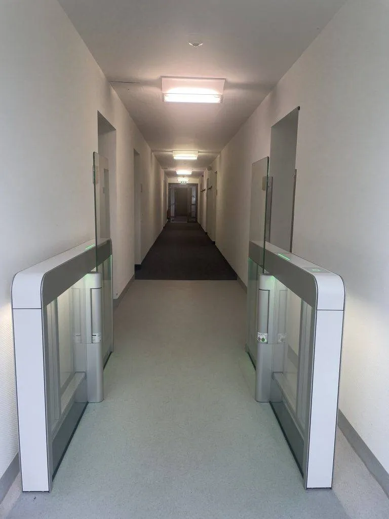 12 Bürohaus Bayreuth Sensorschleuse Argus 60 ohne Seitenpaneel mit Fluchtfunktion