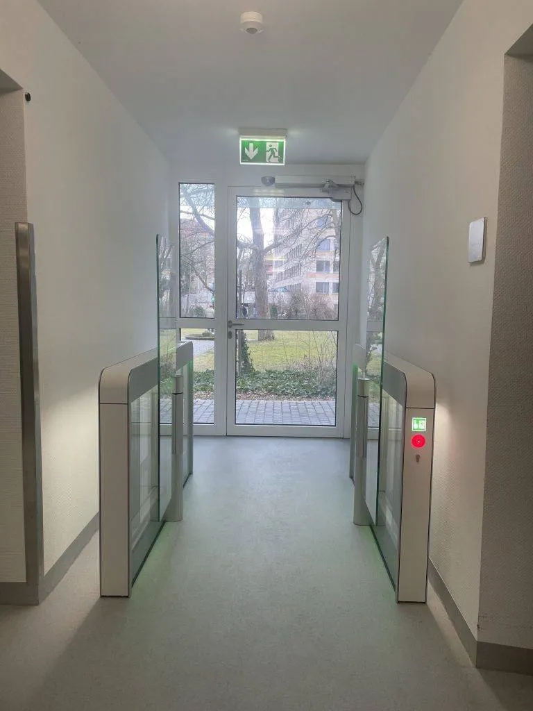 13 Bürohaus Bayreuth Sensorschleuse Argus 60 ohne Seitenpaneel mit Fluchtfunktion