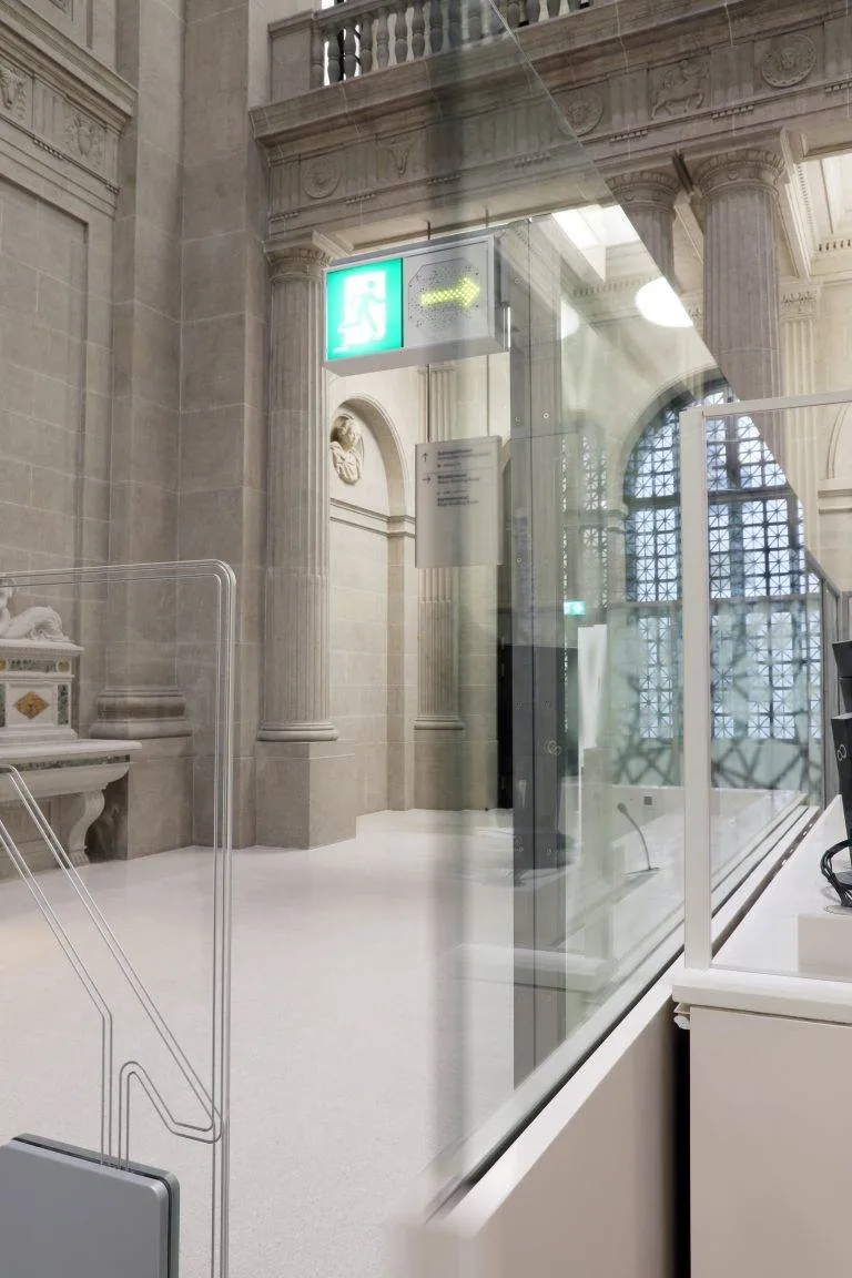 Staatsbibliothek Trennwand mit automatischer Glasschiebewand halboffen