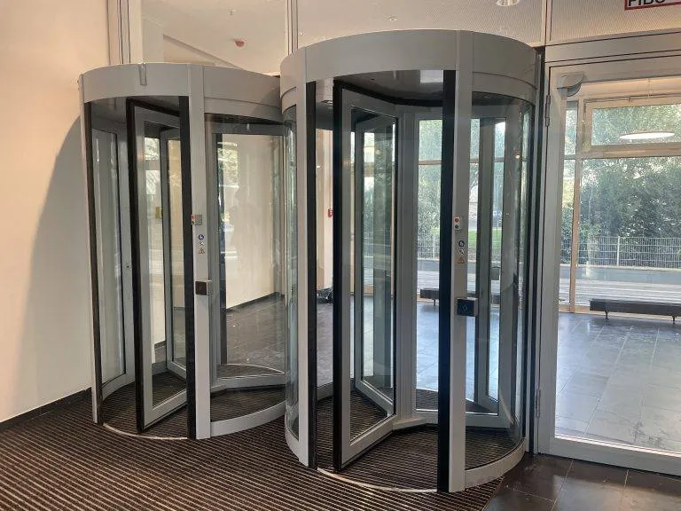 2 Sicherheitskarusselltür RC3 mit Vereinzelung