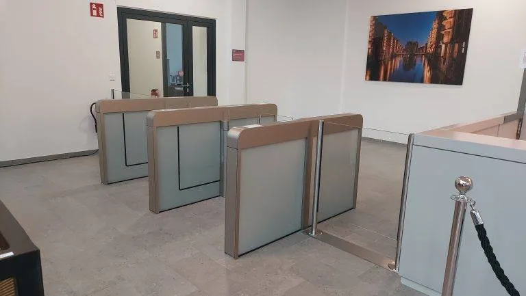 20 Bürohaus Berlin Sensorschleuse Argus 60 Aluminium eloxiert mit Glaspaneel