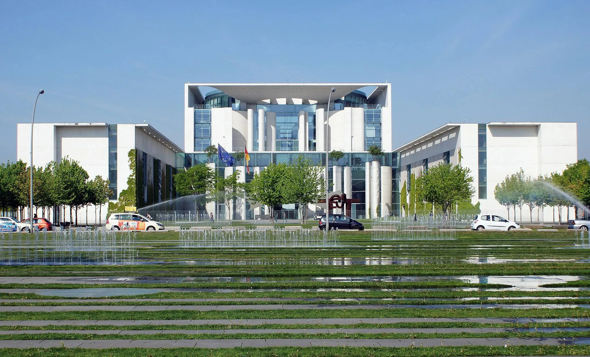 Referenzen Modern government building facade