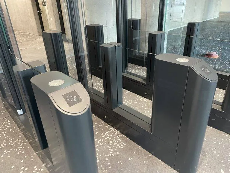 26 Bürohaus Berlin Sensorschleuse HSB E12 mit Sonderfarbbeschichtung