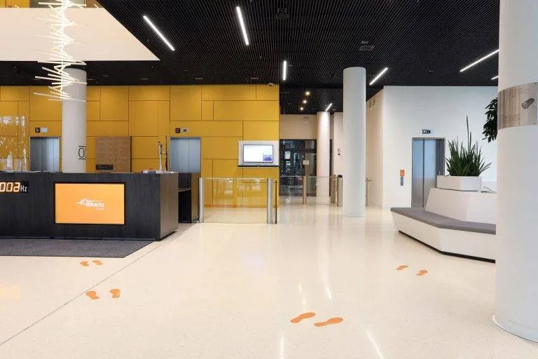 Foyer Zugang mit Schwenktüren und Drehkreuzen