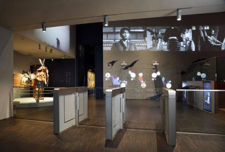 Sensorschleuse Argus 60 Detail Glasfüllung im Samurai Museum Berlin