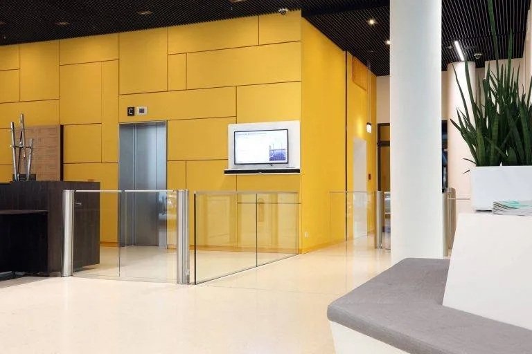 doppelflügelige Schwenktür halbhoch geschlossen