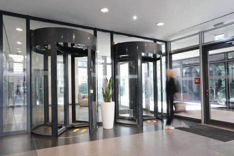 KfW Berlin Sicherheitskarusselltür mit Vereinzelung