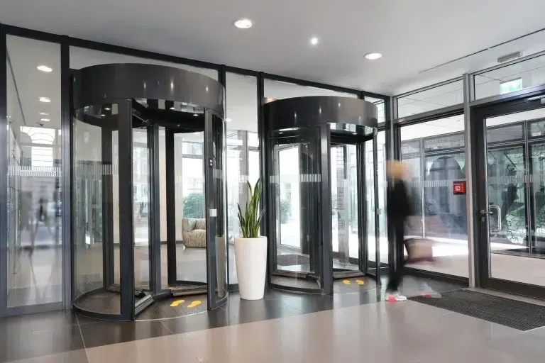 4-kfw-berlin-sicherheitskarusselltuer-mit-vereinzelung-1