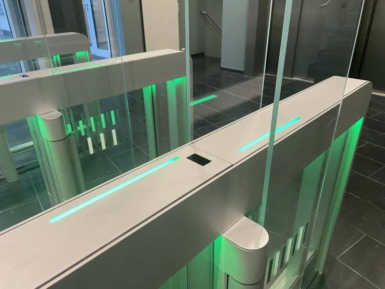 5 Bürohaus Hamburg Sensorschleuse Argus 60 mit Ambientebeleuchtung im Fluchtfall