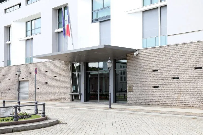 Eingangsportal mit Überdachung