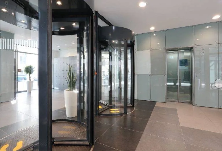 KfW Berlin Sicherheitskarusselltür mit Vereinzelung