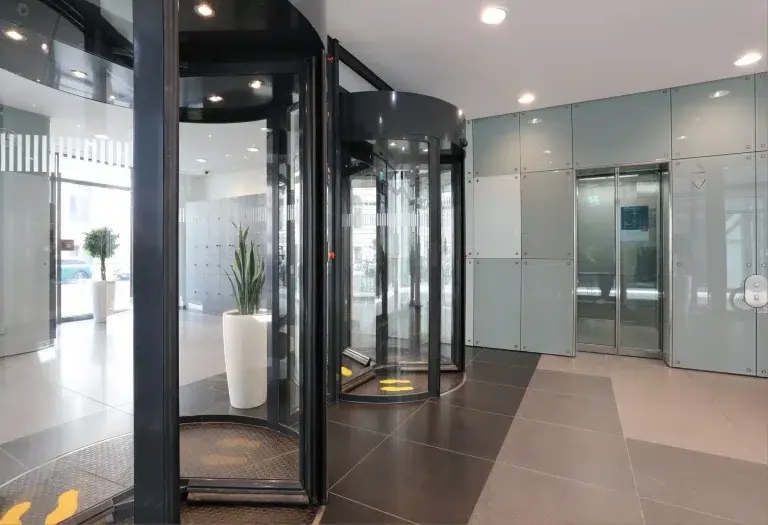 5-kfw-berlin-sicherheitskarusselltuer-mit-vereinzelung-1