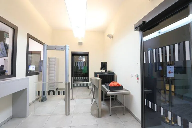 5 Kontrollbereich mit Drehsperre und Schwenktür