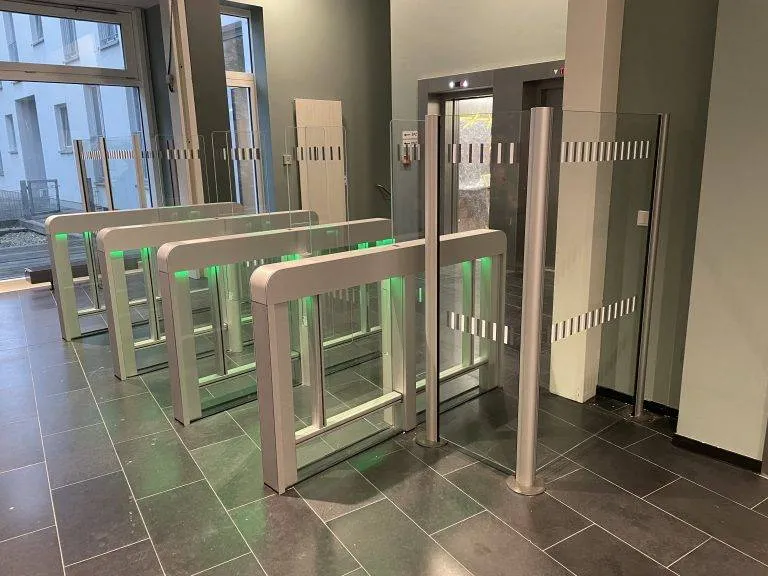 6 Bürohaus Hamburg Sensorschleuse Argus 60 mit Ambientebeleuchtung im Fluchtfall