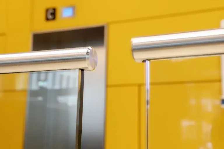 6-doppelfluegelige-schwenktuer-halbhoch-detail-tuerfluegel-1