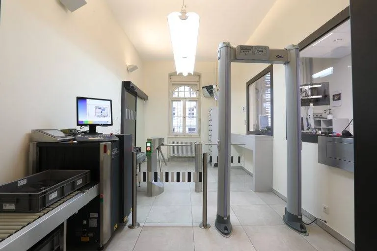 6 Kontrollbereich mit Drehsperre und Schwenktür