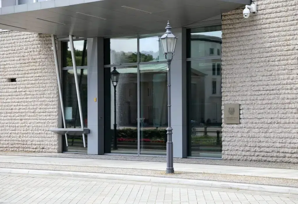 Gebäude-Eingang mit Laterne