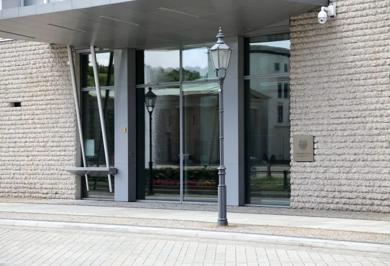 Stahlglaskonstruktion mit Unterflurschiebetüranlage