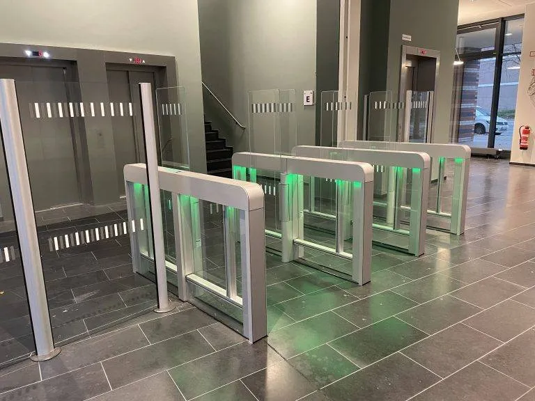 7 Bürohaus Hamburg Sensorschleuse Argus 60 mit Ambientebeleuchtung im Fluchtfall