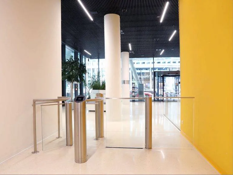 halbhohes Drehkreuz und halbhohe Schwenktür mit Edelstahlstandsäule