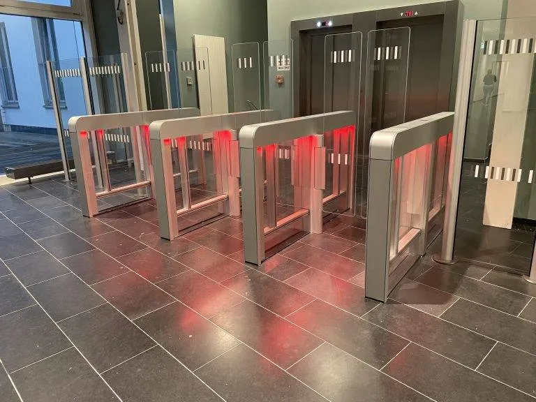 8 Bürohaus Hamburg Sensorschleuse Argus 60 mit Ambientebeleuchtung Durchgang gesperrt