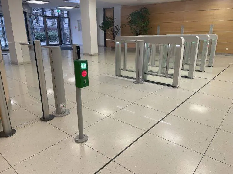 9 Bürohaus Bayreuth Sensorschleuse Argus 60 ohne Seitenpaneel