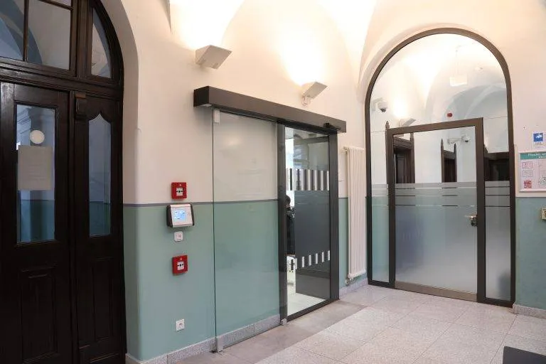 9 Schiebetüranlage mit Schleusenfunktion