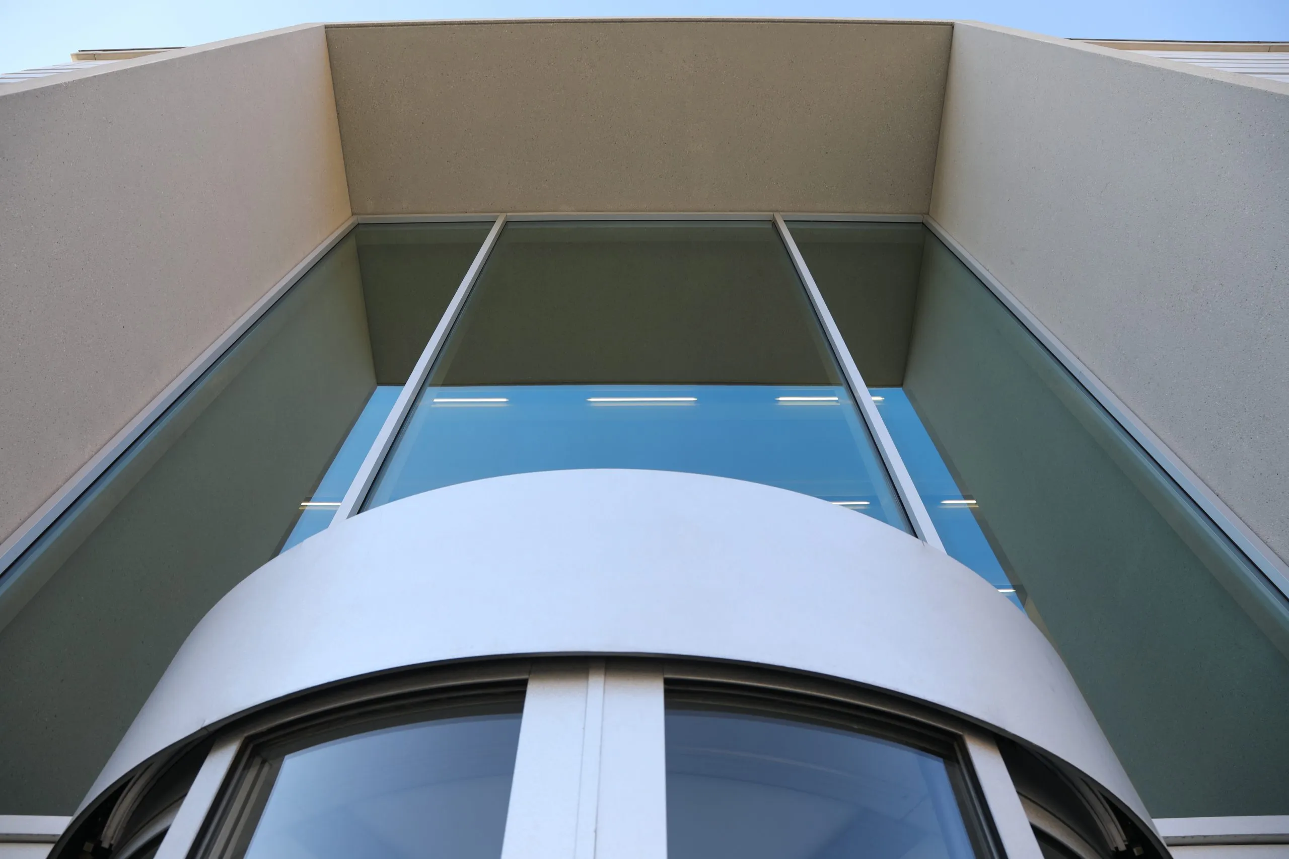 Moderner Eingangsbereich mit Glas