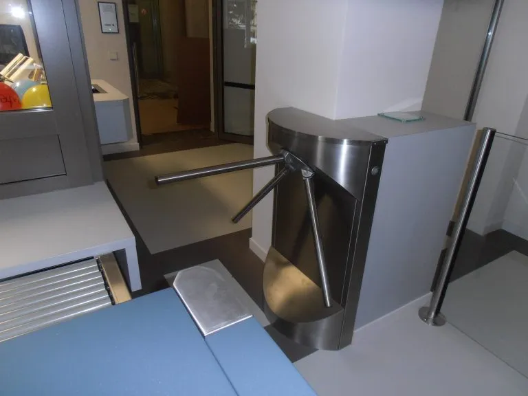 Amtsgericht-Potsdam-Drehsperre-als-kontrollierter-Zugang