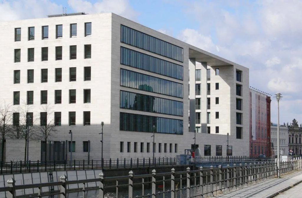 Modernes Gebäude am Wasser