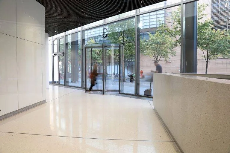 Karusselltüranlage mit Unterflurantrieb