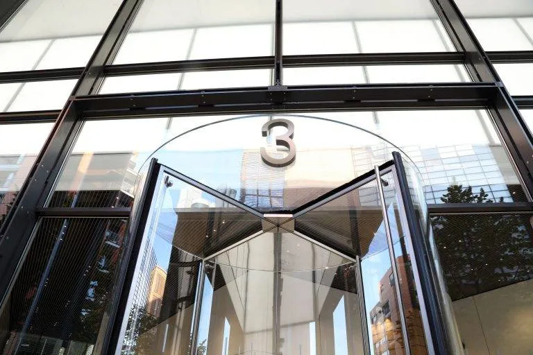 Karusselltüranlage mit Ganzglasdecke