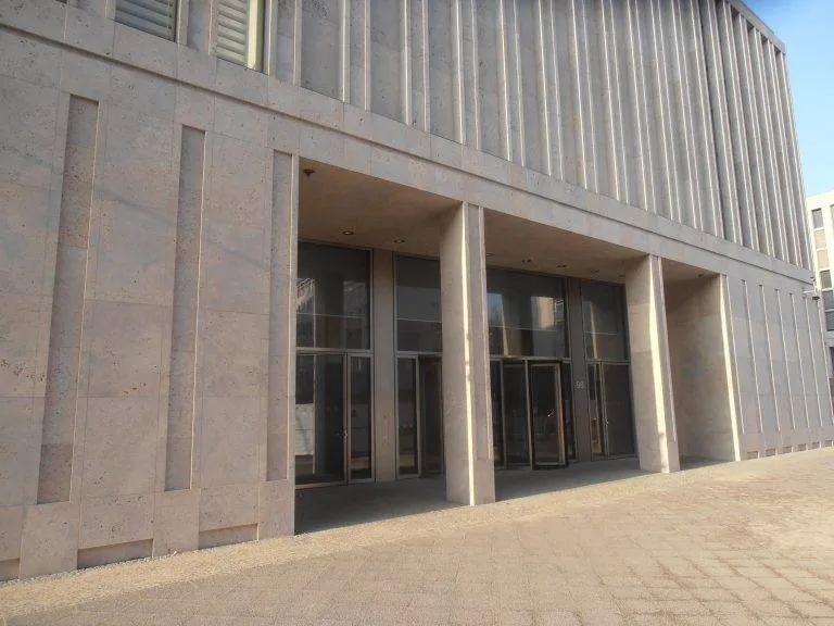 Bundesbehörde Berlin – Zugang für Mitarbeiter und Besucher mit Behindertentür und Bodenantrieb