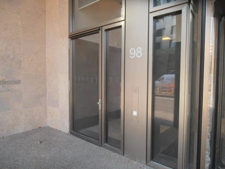 Bundesbehörde Berlin – Zugang für Mitarbeiter und Besucher mit Behindertentür und Bodenantrieb unter der Kellerdecke