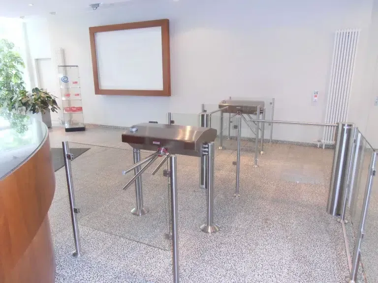 doppel-dreiarmdrehsperre-mit-schwenktuer