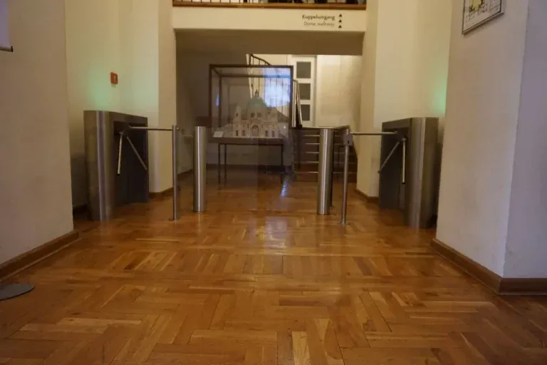 drehsperre-schwenktuer-fluchtweg-mit-denkmalschutz