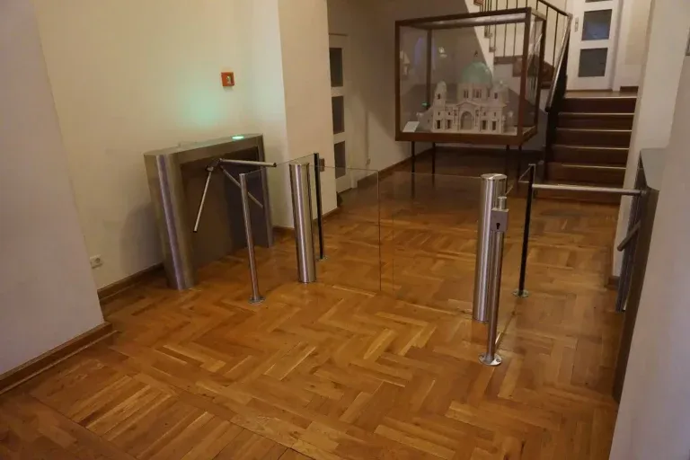 drehsperre-schwenktuer-mit-zaehlwerk