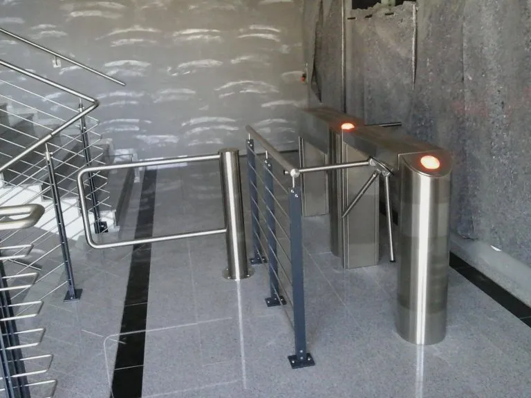 Framus-Warwick-Dresperre-und-Schwenktür-als-Zugang-für-einen-Veranstaltungsbereich