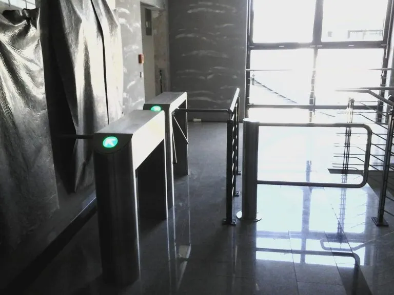 Framus-Warwick-Schwenktür-mit-Drehsperre-im-Fluchtweg