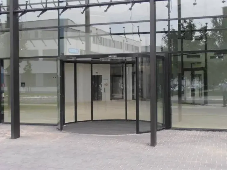 gebogenene-schiebetueren-01