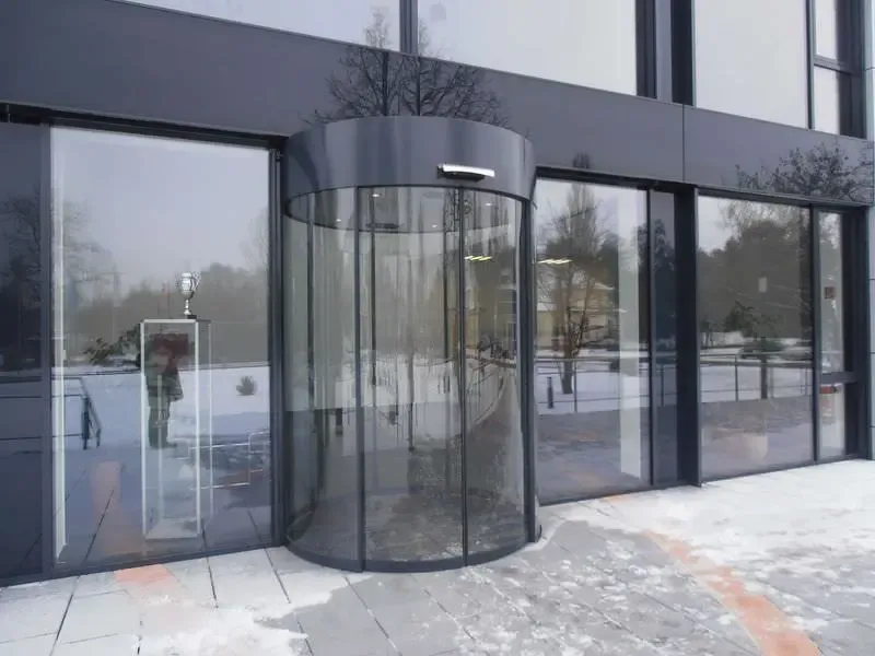 Drehtür am modernen Gebäude