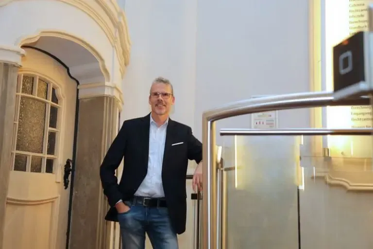 Mann in Anzug und Jeans