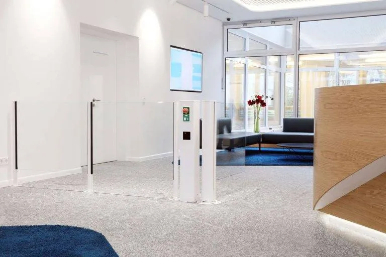 Ideal Standsäule und Übersteigschutz