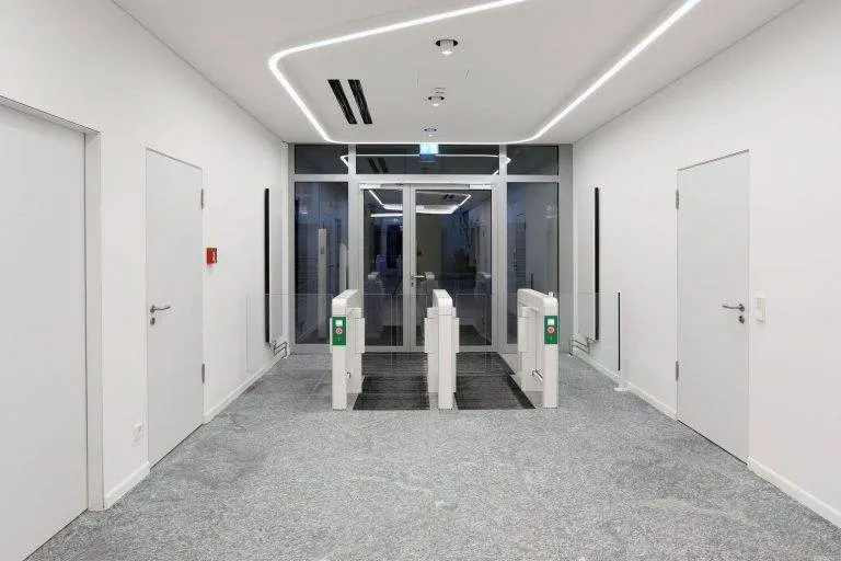 Ideal Hintereingang mit Sensorschleuse Argus 40