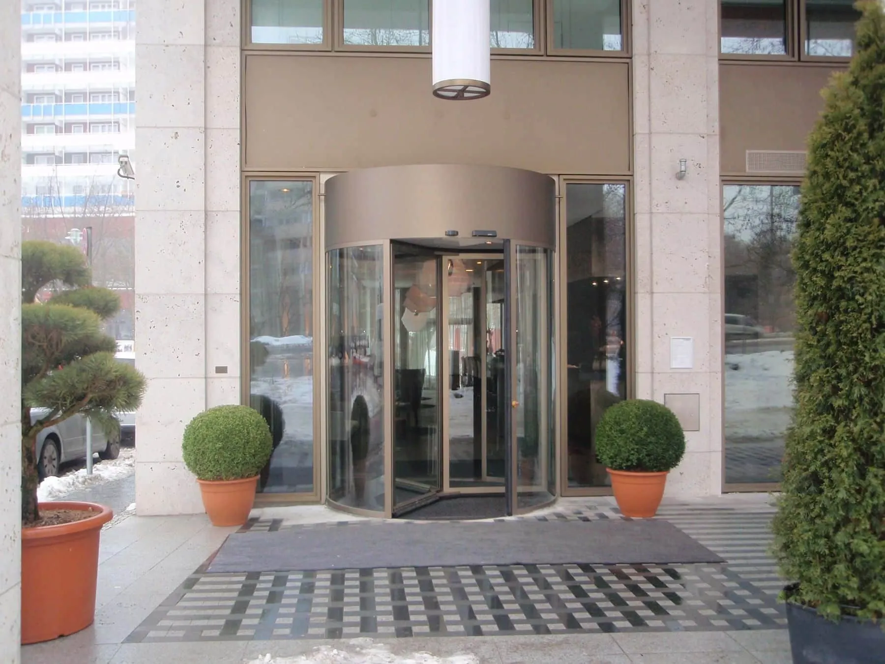 Drehtür am Gebäudeeingang