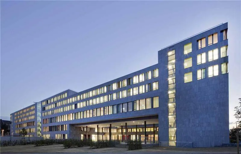 Referenzen Modern office building facade