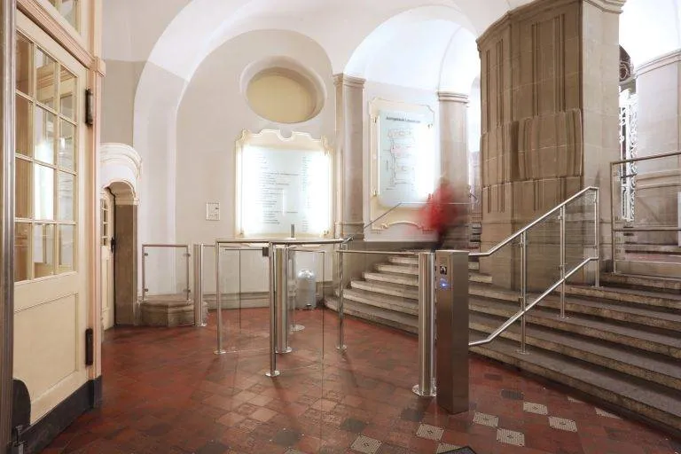 Zugang Schwenktür und Personenleitbügel