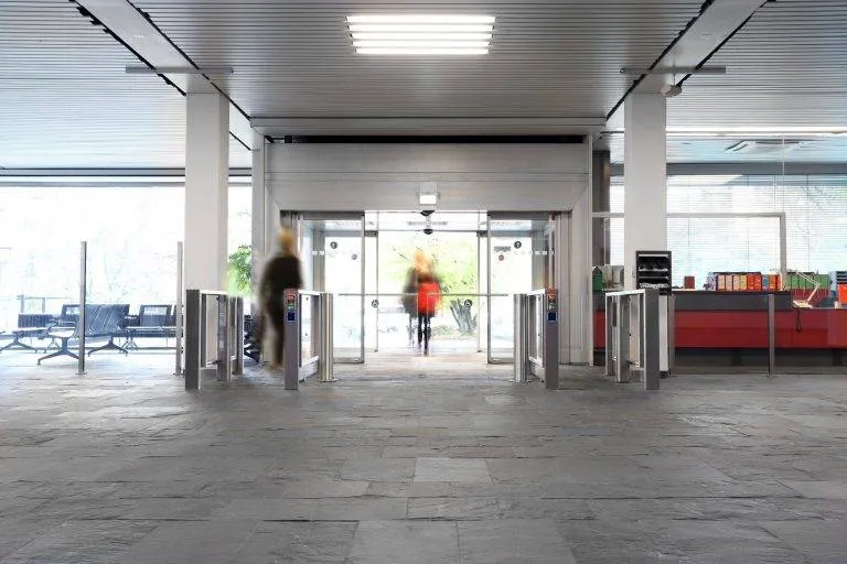 Ansicht von Innen Sensorschleuse mit doppelflügeliger Schwenktür in der Mitte