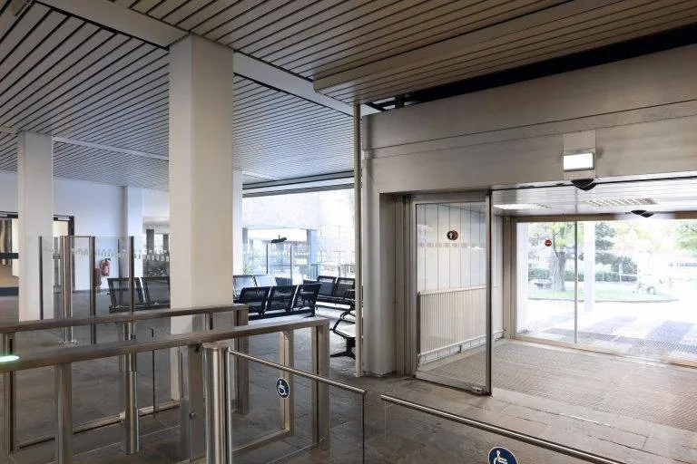 Sensorschleuse mit Zugang zum Wartebereich