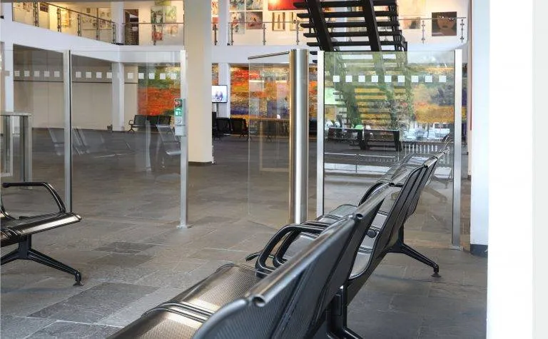 Wartebereich mit Schwenktür und Übersteigschutz